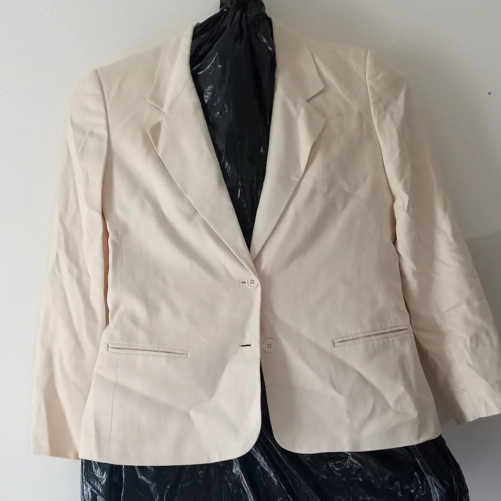 Christian Dior Pale Yellow Skirt & Blazer Suit- Sizes: Jacket Sz: 10-Skirt Sz:12